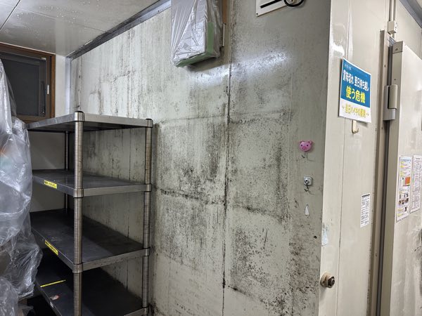 特殊カビ処理 施工前 外食チェーンバックヤード