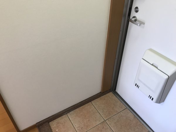 壁紙美ら染色 施工後 アパート玄関