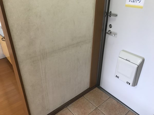 壁紙美ら染色 施工前 アパート玄関